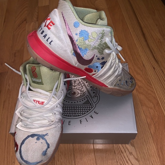 Very worn Kyrie Irving Bandalu sneaker size 6.5y - Picture 2 of 7